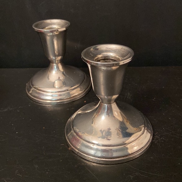 PAIR OF TOWLE STERLING SILVER WEIGHTED CANDLEHOLDERS - Picture 2 of 5